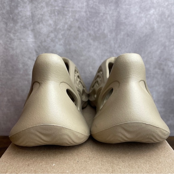 adidas gazelle silver green womens adidas Yeezy Foam RNNR Mist